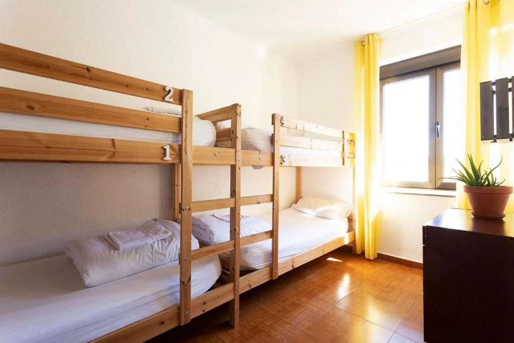 Quarto Quádruplo com casa de banho privativa — Green Hostel Oviedo