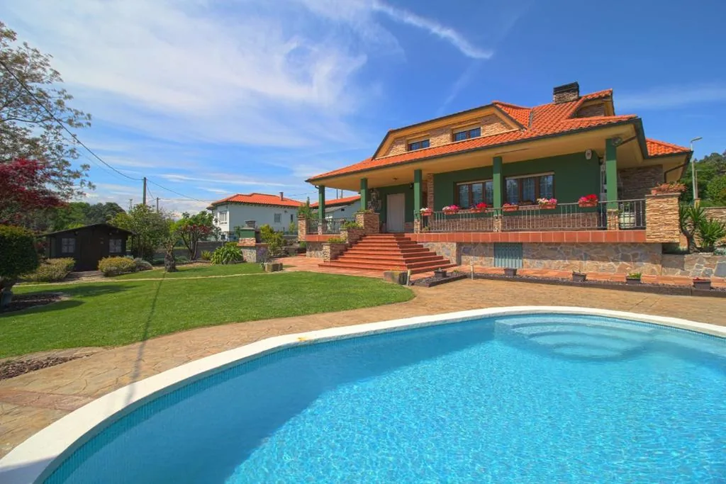 Villa con piscina privada — Green House