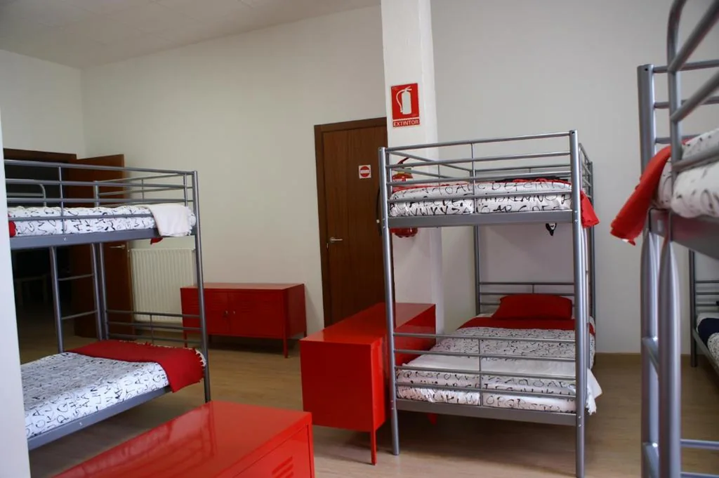 Cama en habitación compartida mixta - 12 camas — Grelo Hostel