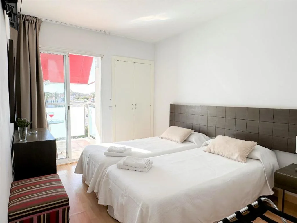 Habitación Doble con baño - 2 camas — Grupoandria Hotel Platja Gran