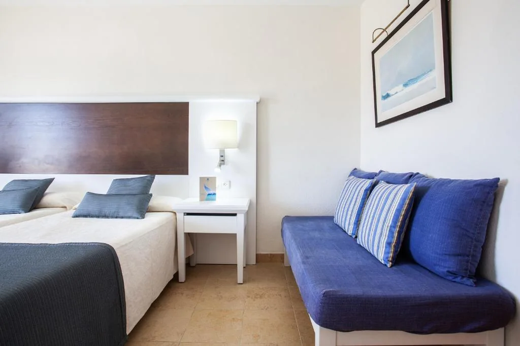 Chambre double avec lit d’appoint (2 adultes + 1 enfant) - 2 lits — Grupotel Amapola