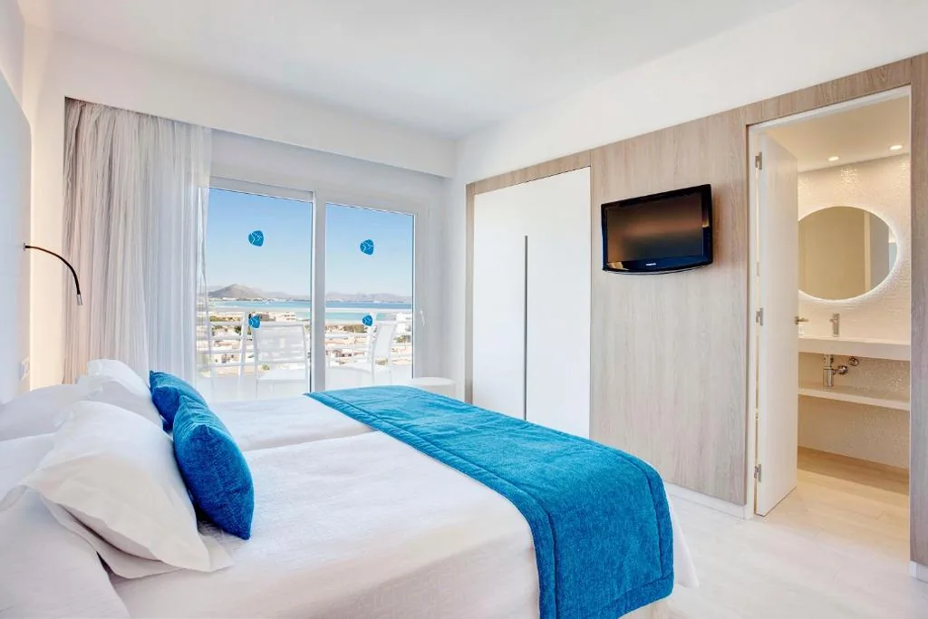 Habitación Doble Estándar con vistas laterales al mar — Grupotel Farrutx