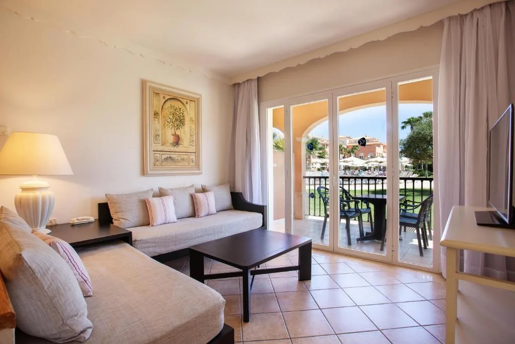 一卧室套房－泳池景观 — Grupotel Macarella Suites & Spa