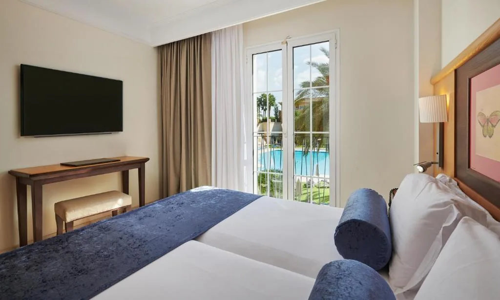 Suite con vistas a la piscina (2 adultos) — Grupotel Playa de Palma Suites & Spa