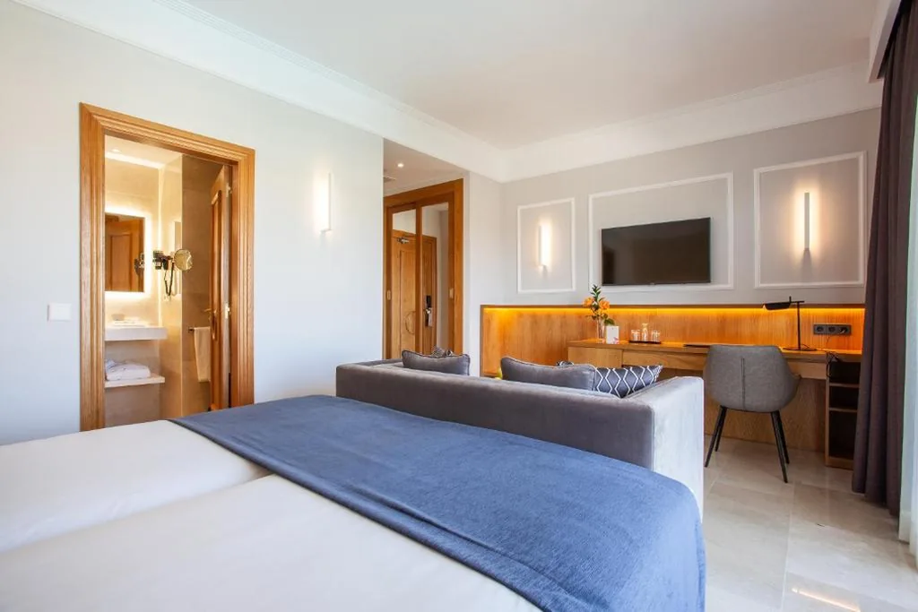 Suite Junior con vistas a la piscina (1 adulto) — Grupotel Playa de Palma Suites & Spa