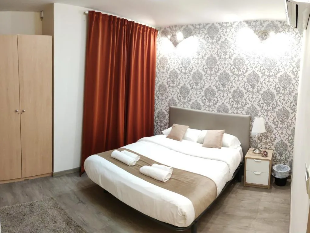 Habitación Doble con baño privado — Guest House Barcelona Bruc
