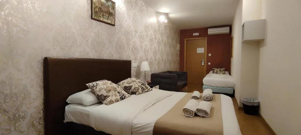 Habitación Triple Clásica con baño privado exterior — Guest House Barcelona Bruc