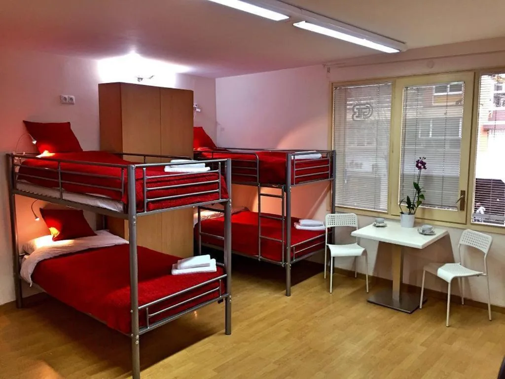 Litera en habitación compartida mixta — Guest House Barcelona Bruc