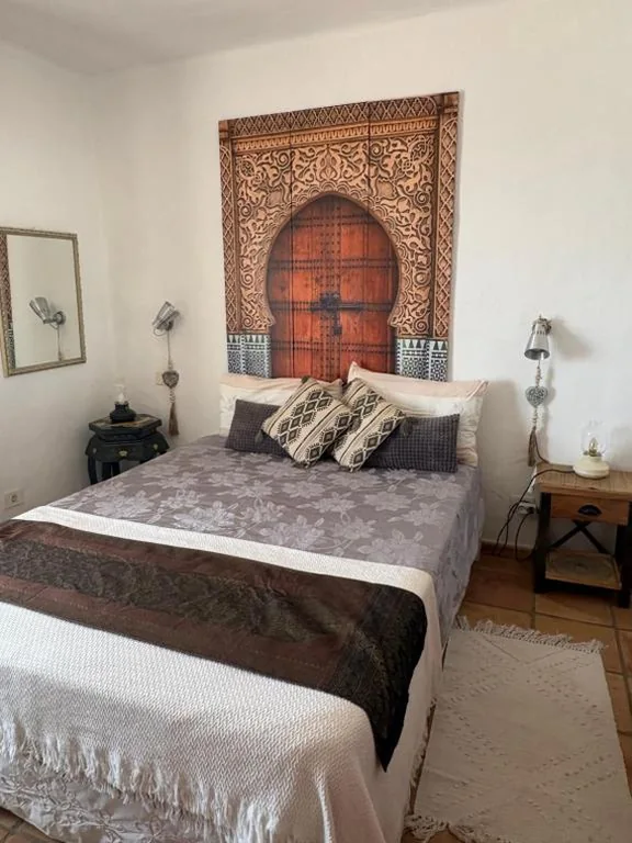Chambre avec grand lit et vue sur le jardin — Guest House Suite Privada baño privado y Habitaciones con Baño Compartido