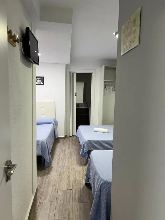 Habitación Triple con baño privado — Guesthouse Central