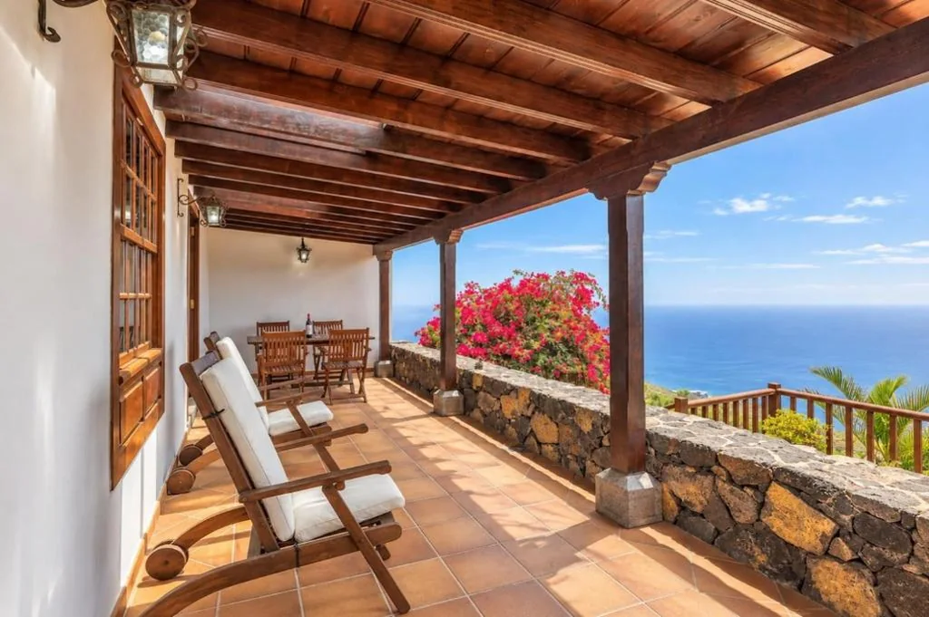 GuestReady - Villa Pool Sea Views