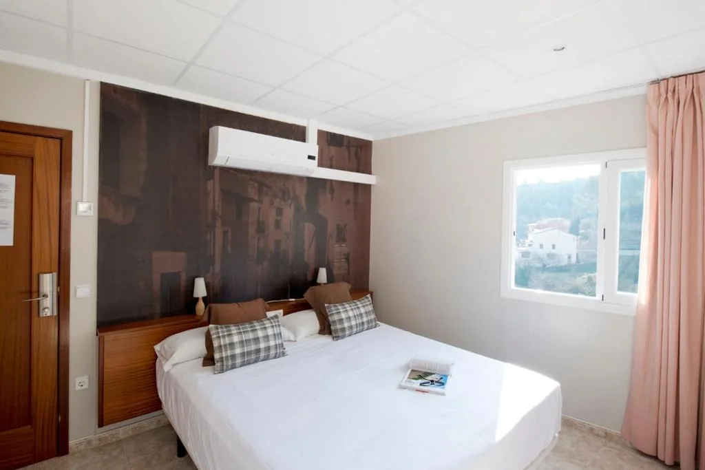 Kamer met groot tweepersoonsbed — Guilleumes Montserrat