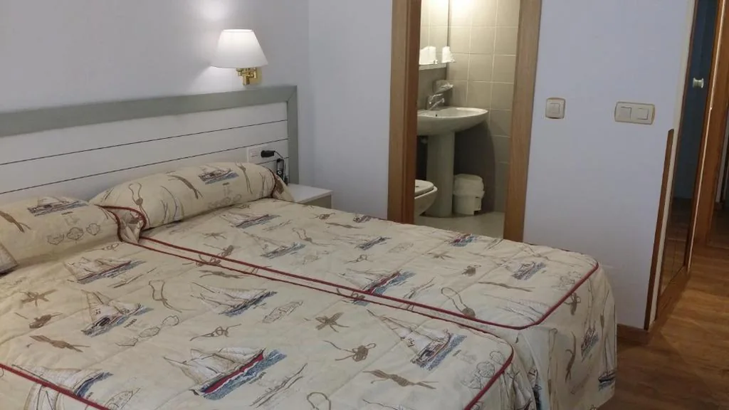 Quarto Duplo Pequeno - 2 camas — H Isabel - Suárez Inclán 38