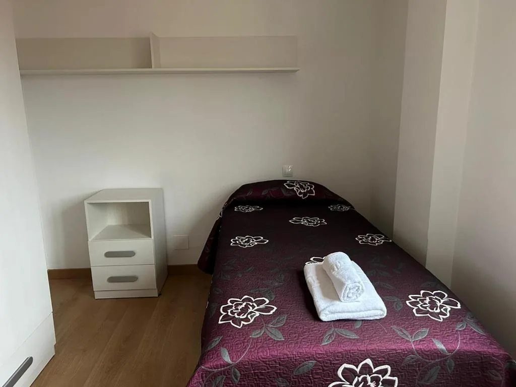 Chambre individuelle avec salle de bain commune — H. LAVID