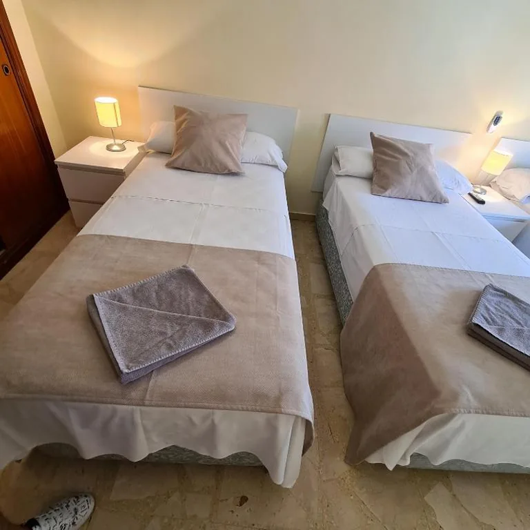 Habitación Triple Económica con baño compartido — H Los Rafaeles