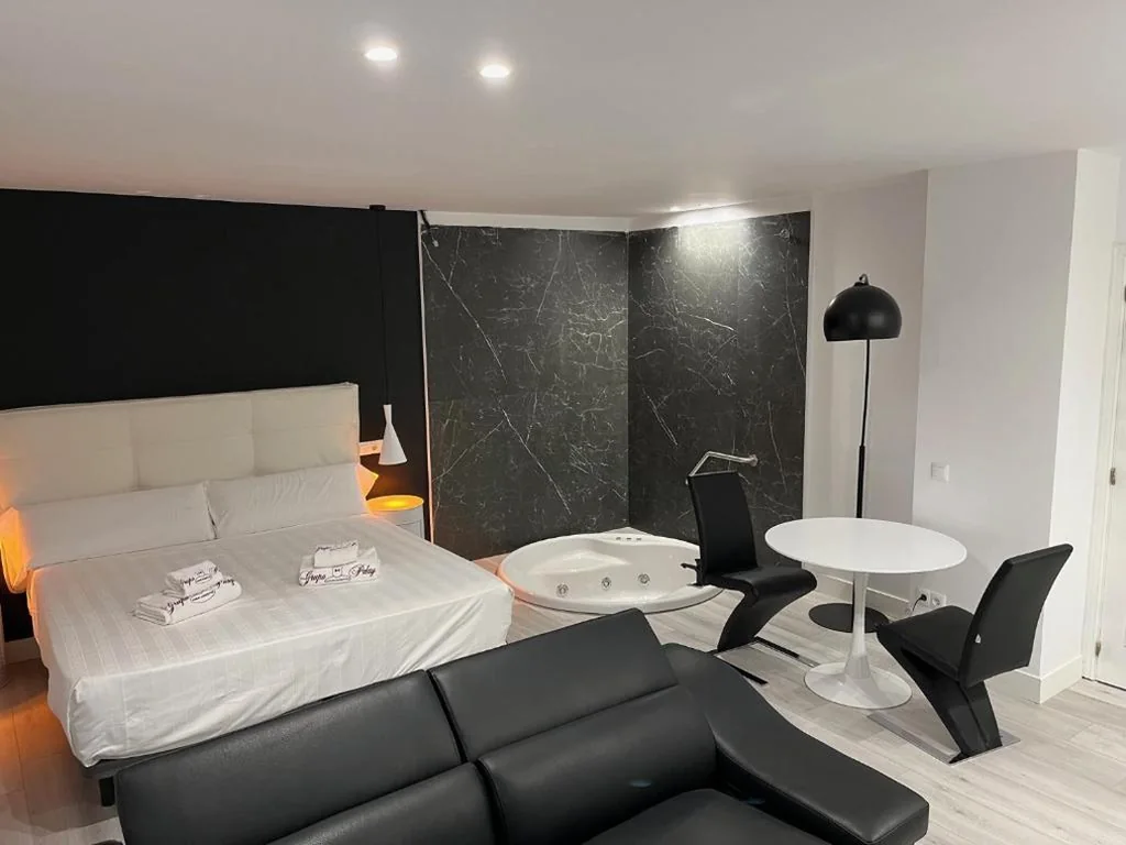 Suite con vasca idromassaggio — H. Pelayo Autocheck-In Suites con Jacuzzi