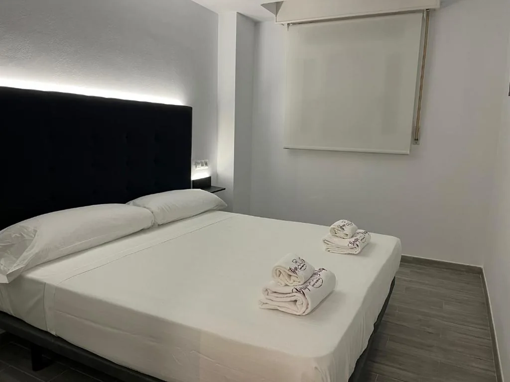 Camera Standard - 1 letto grande — H Pelayo Noja Auto Check-In Rooms