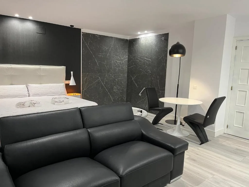 Suite con vasca idromassaggio - Letto extra large — H Pelayo Noja Auto Check-In Rooms