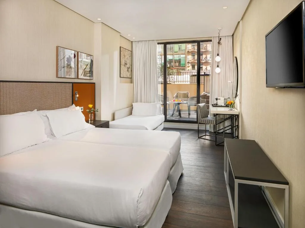 Habitación Triple Grand Deluxe con terraza — H10 Art Gallery 4* Sup