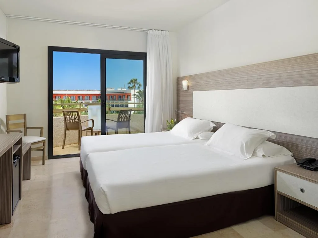 Habitación con 1 o 2 camas y vistas a la piscina (2 adultos) — H10 Cambrils Playa