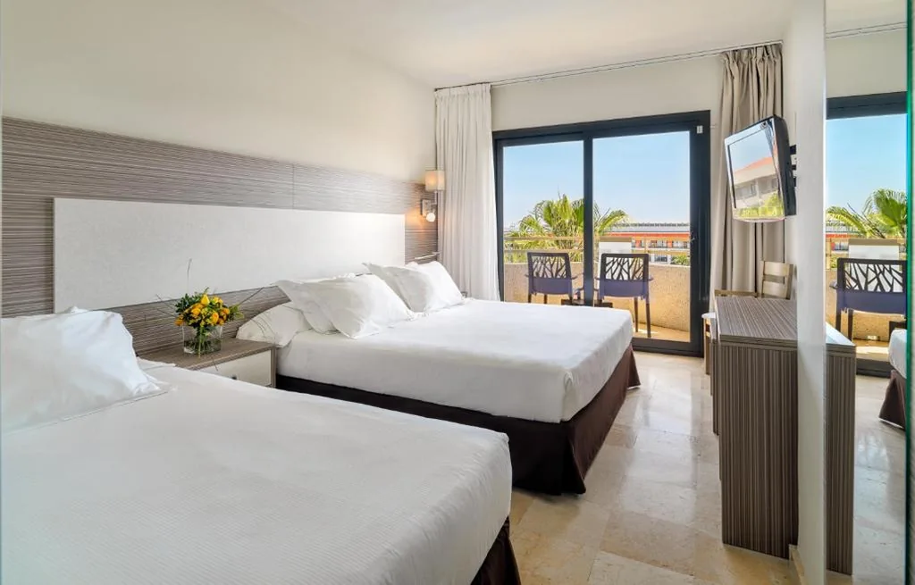 Habitación Doble con cama supletoria y vistas a la piscina (3 adultos) - 1 o 2 camas — H10 Cambrils Playa