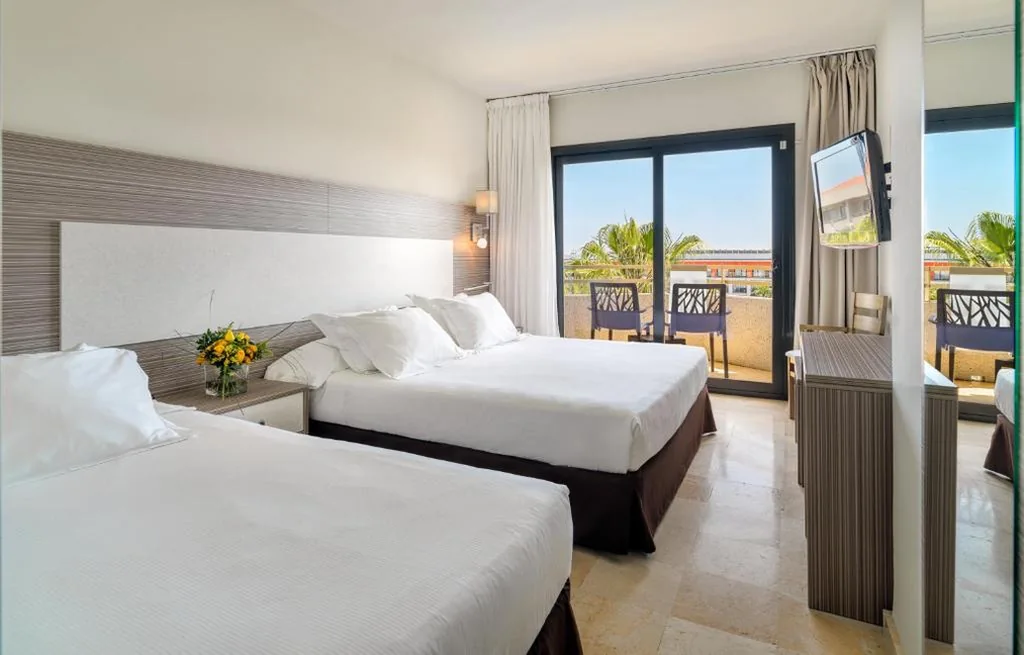 Habitación Doble con cama supletoria y vistas a la piscina (2 adultos + 1 niño de hasta 10 años) - 1 o 2 camas — H10 Cambrils Playa