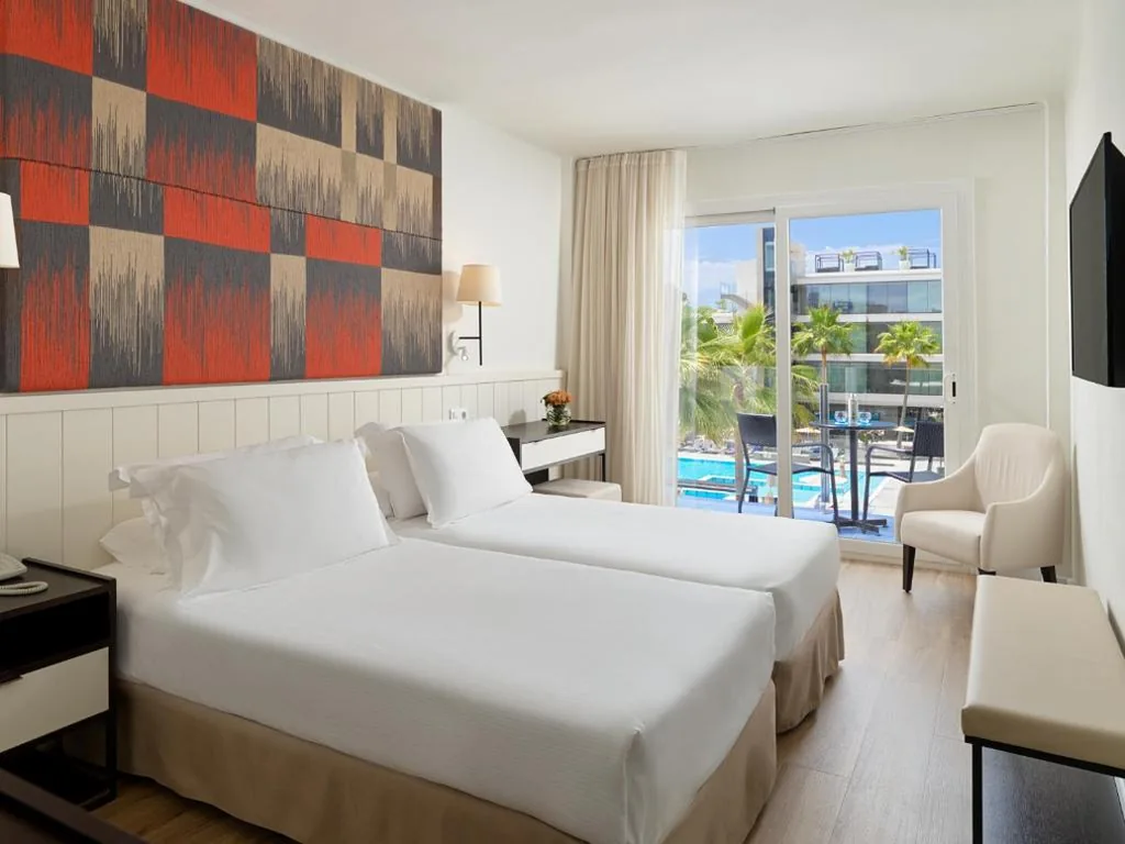 Camera doppia con vista sulla piscina (2 adulti + 1 bambino) — H10 Casa del Mar