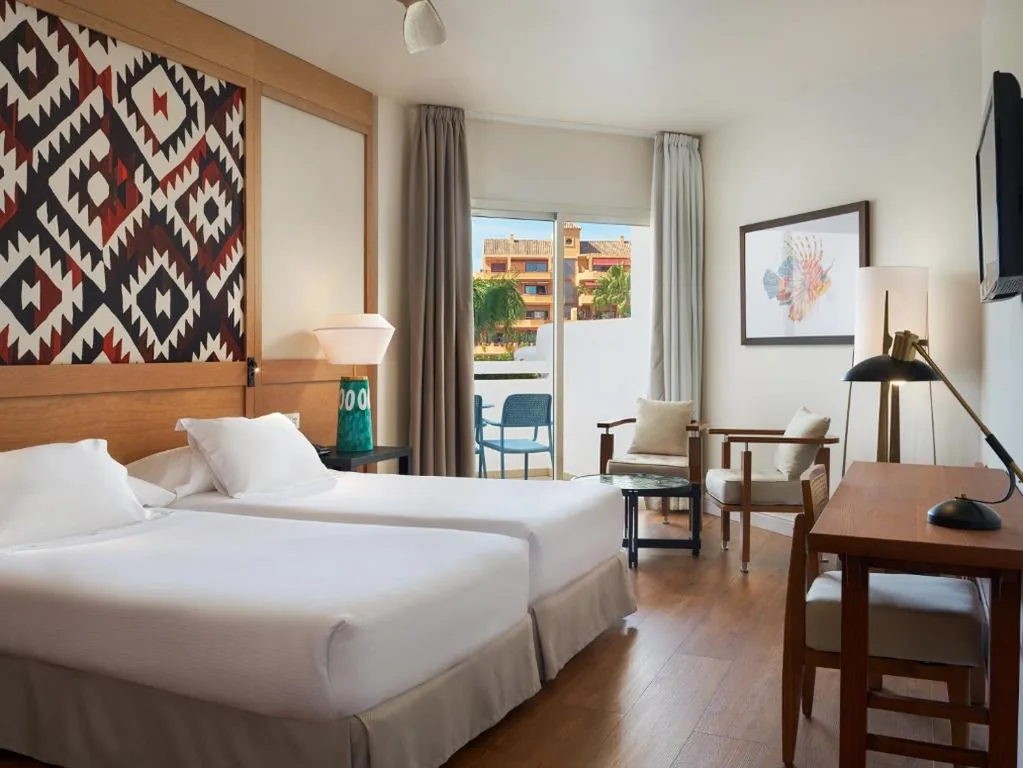 Superior-Zimmer mit Zustellbett (2 Erwachsene + 1 Kind) – Doppelbett — H10 Estepona Palace