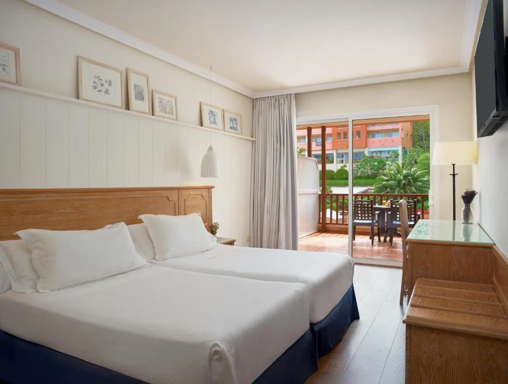 Doppelzimmer mit Poolblick - 2 Betten — H10 Mediterranean Village