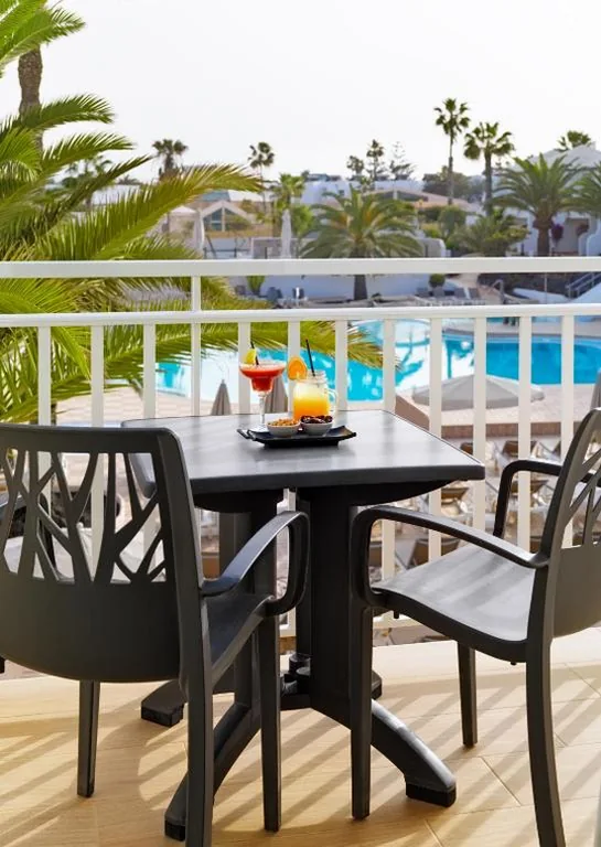 Suite Junior con vistas a la piscina (3 adultos) — H10 Ocean Suites
