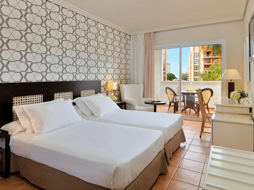 Habitación Doble con vistas a la piscina (2 adultos) - 2 camas — H10 Salauris Palace