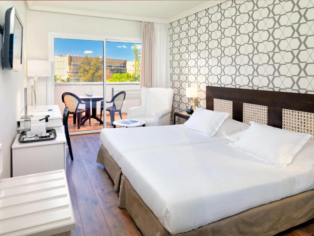 Habitación Doble Superior con vistas a la piscina (2 adultos) — H10 Salauris Palace