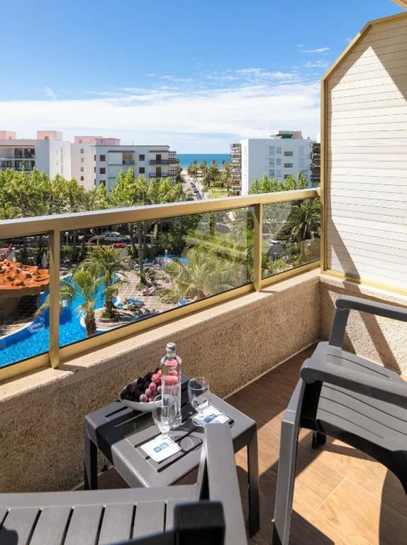 Tweepersoonskamer met uitzicht op het zwembad (2 volwassenen + 1 kind tot en met 10 jaar) — H10 Salou Princess
