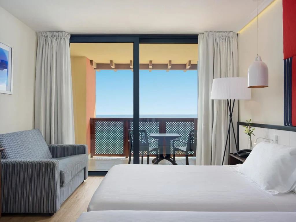 Chambre double supérieure avec vue sur la mer (3 adultes) — H10 Tindaya
