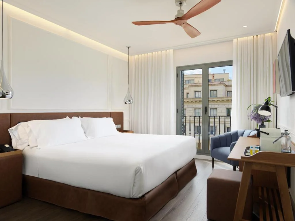 Habitación Doble Deluxe con balcón — H10 Universitat