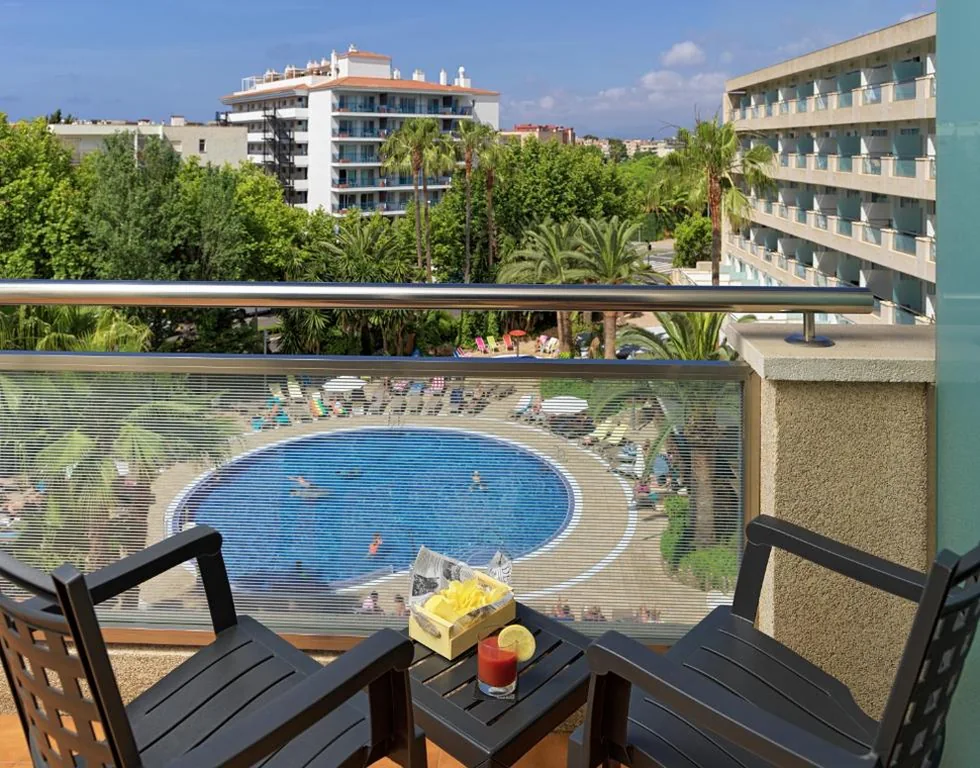 Habitación Doble con vistas a la piscina (3 adultos) - 1 o 2 camas — H10 Vintage Salou - Adults Only