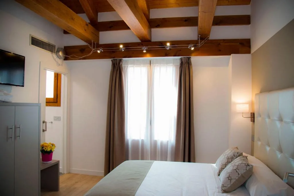 Chambre double avec balcon — Hab Urban Hostel