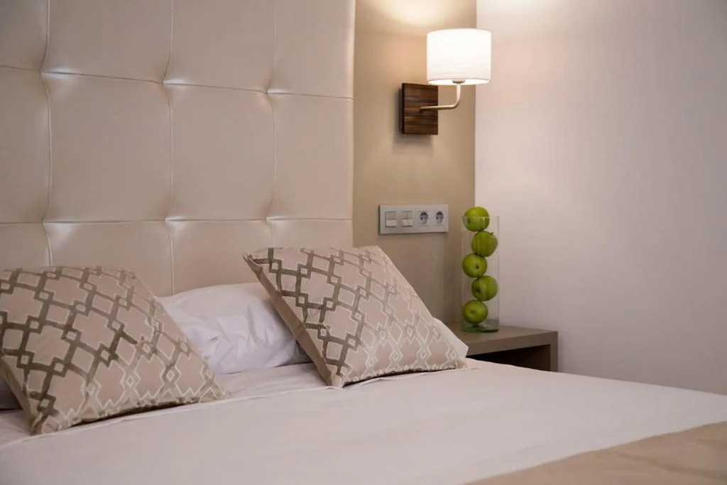 Chambre double avec lit d’appoint — Hab Urban Hostel