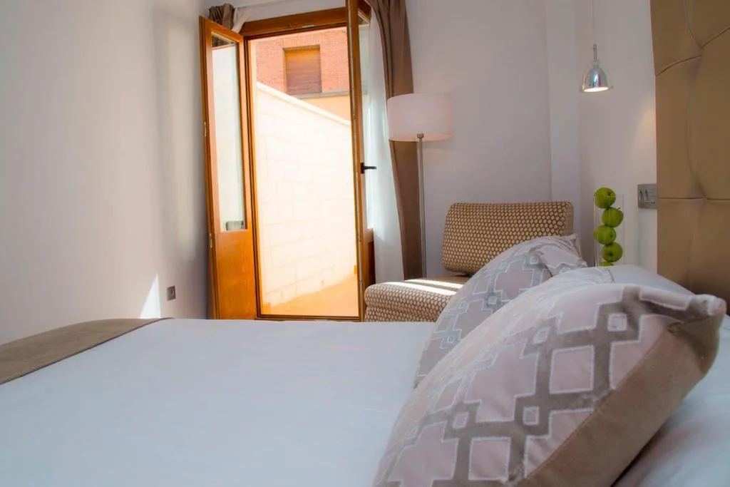 Chambre double avec terrasse — Hab Urban Hostel