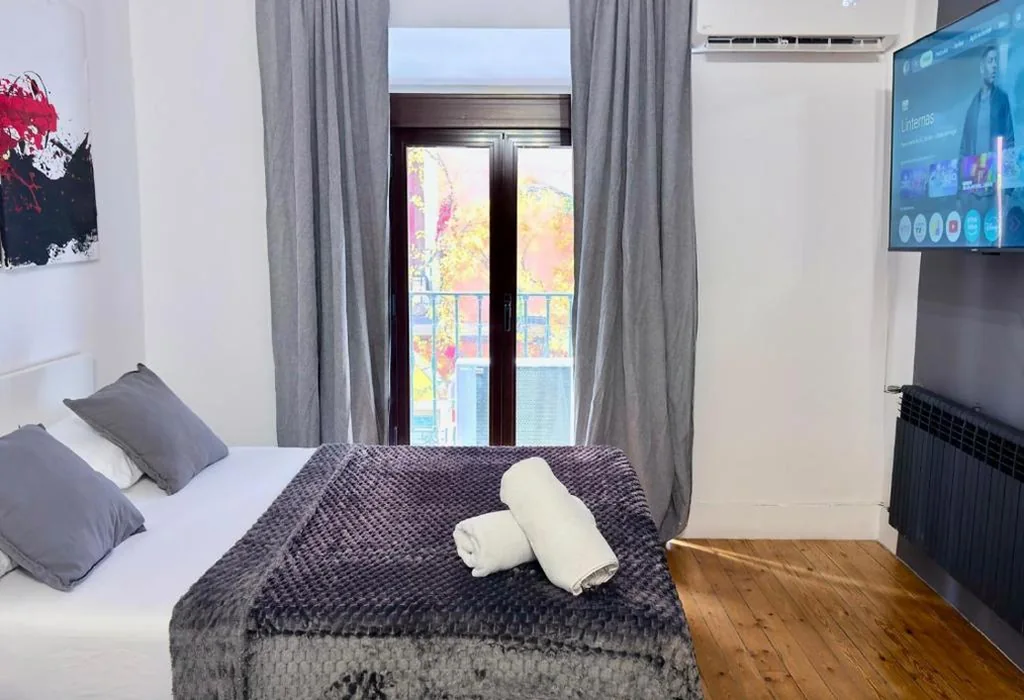 Habitación Triple con balcón — Habitación 6-Pax Sol