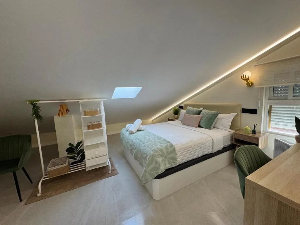 Habitación Buhardilla con Baño Privado y Acceso Autónomo , ideal para Descansar