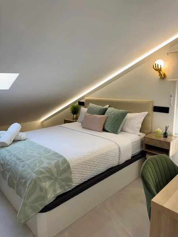 Chambre double avec salle de bains privative — Habitación Buhardilla con Baño Privado y Acceso Autónomo , ideal para Descansar