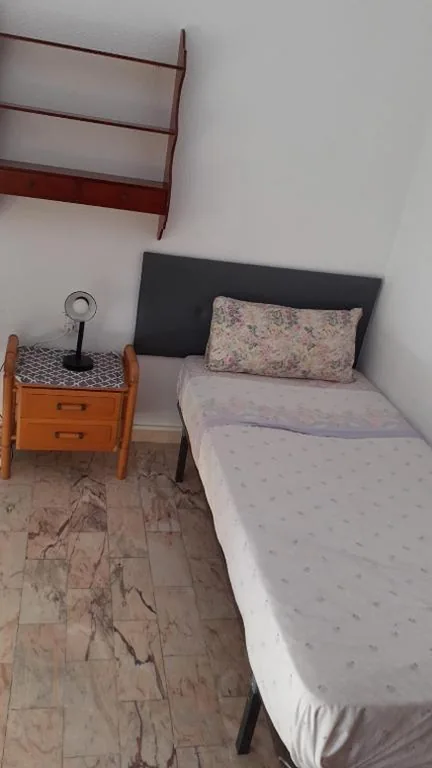 Camera Standard con bagno in comune - 2 letti — Habitacion en piso compartido No alojamiento turistico