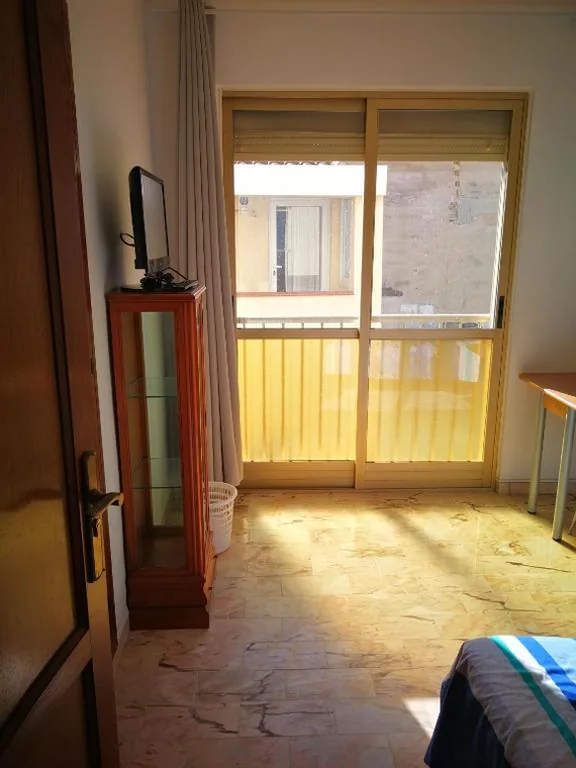 Camera Singola Ampia — Habitacion en piso compartido No alojamiento turistico