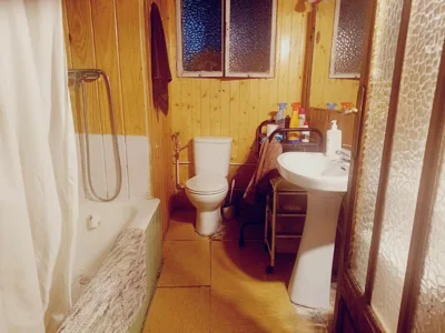 habitación pequeñita con baño compartido — foto 3