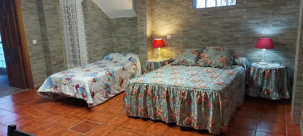 Quarto Triplo com casa de banho — Habitación,Piscina y Jardín