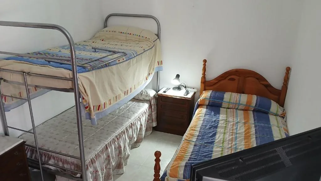 Chambre triple basique avec salle de bains commune — Habitacion Privada Triple con camas Individuales Toledo