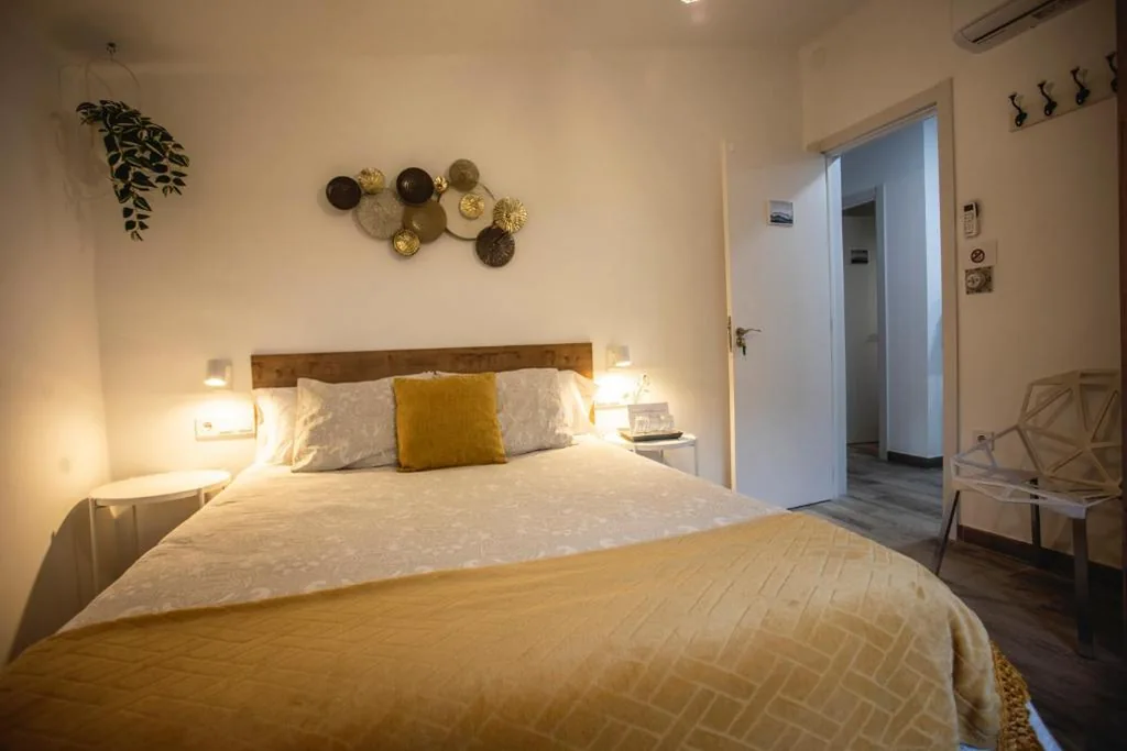 Chambre avec salle de bains commune - Grand lit — Habitación Roca Foradada en Casa Camí de les Aigües Monistrol de Montserrat