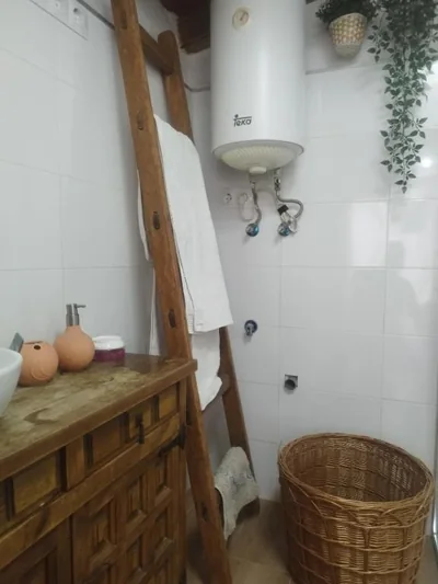 Habitación rústica independiente con todas las comodidades, sofacama y ventilador — 写真 2