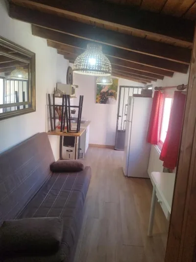 Habitación rústica independiente con todas las comodidades, sofacama y ventilador — 写真 3
